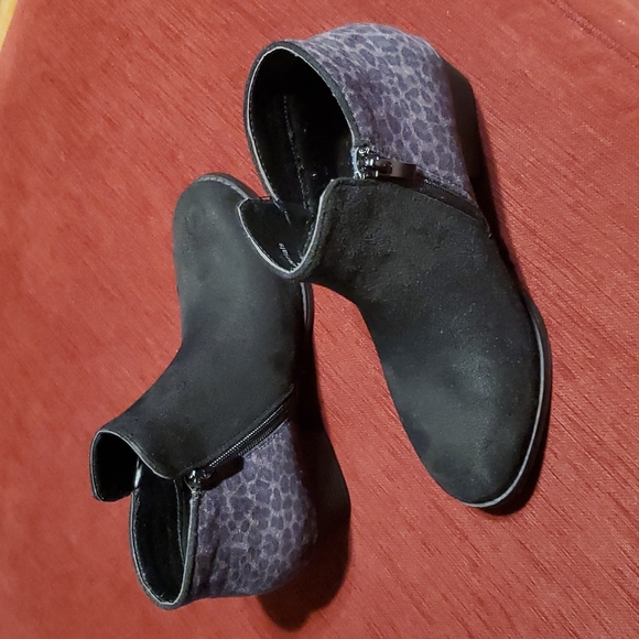Black and Animal Print size 6 Ankle Booties - Picture 3 of 6